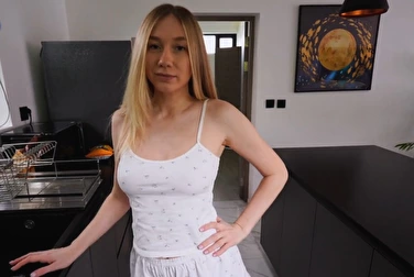 Опять хочешь потереться о киску? Ну давай, не вижу в этом риска